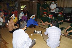 Thiếu tướng Hoàng Văn Hữu, Phó tư lệnh Quân khu thăm, tặng quà các gia đình bị thiệt hại do thiên tai trên địa bàn tỉnh Bắc Kạn